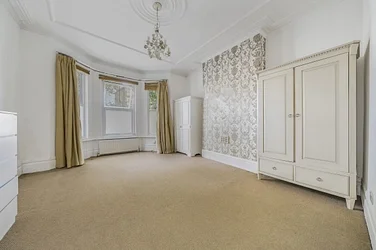 Flat Trouville Road in Greater London