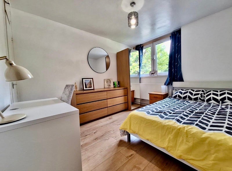 Room Poplar High Street in Greater London