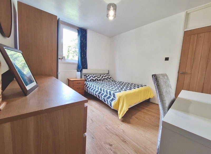 Room Poplar High Street in Greater London