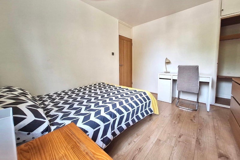 Room Poplar High Street in Greater London