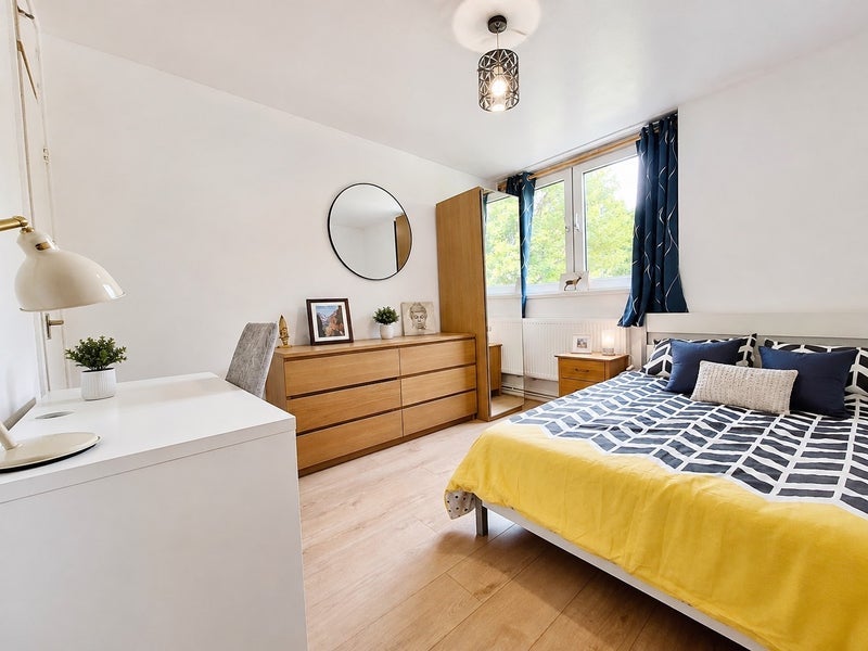 Room Poplar High Street in Greater London