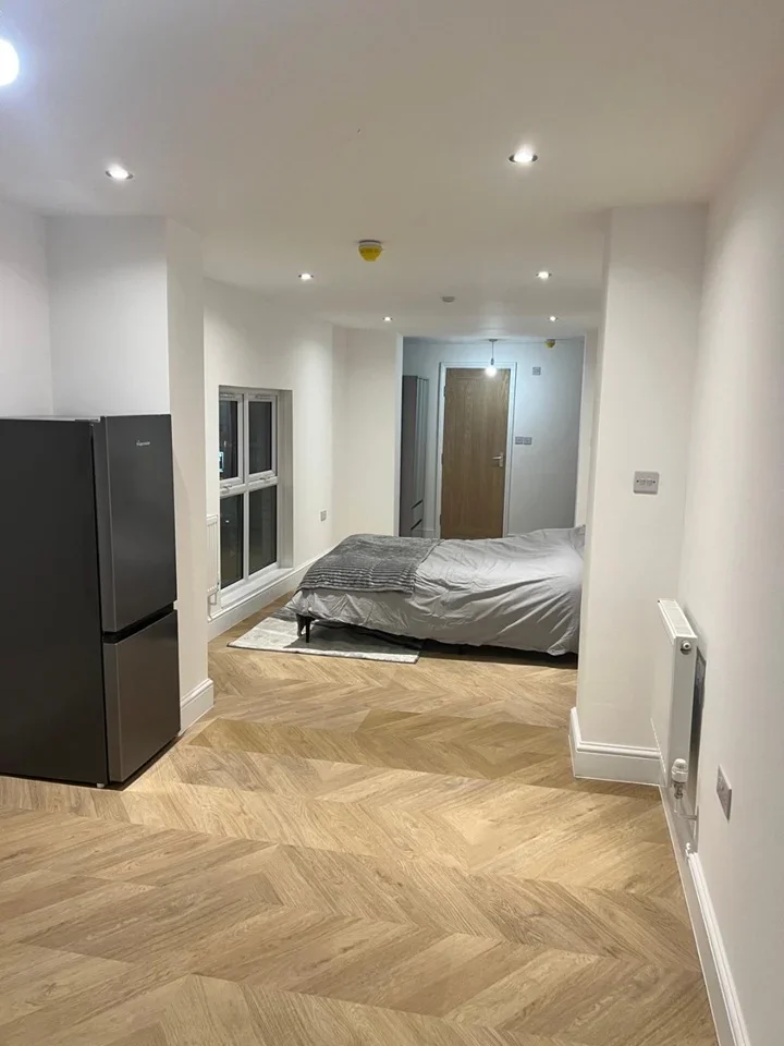 Flat Commercial Road in Greater London