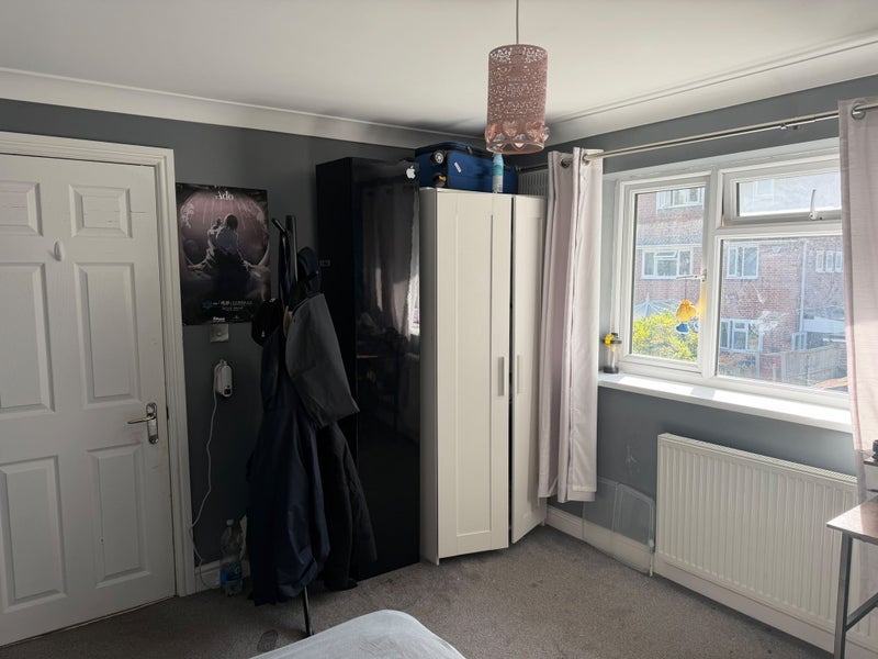 Room Buckmans Road in Crawley