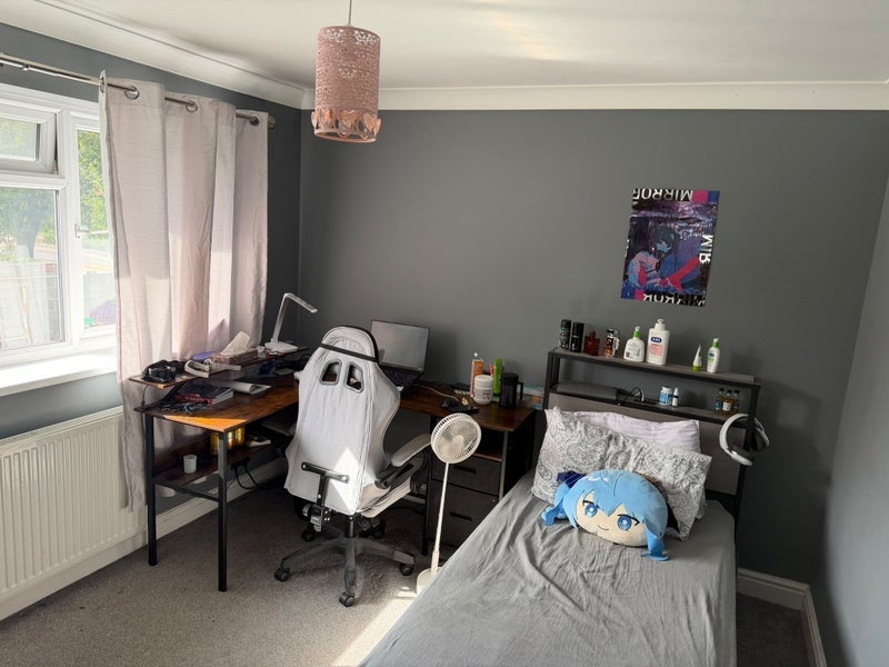 Room Buckmans Road in Crawley