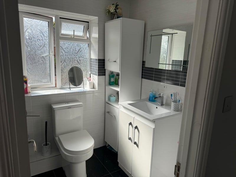 Room Buckmans Road in Crawley