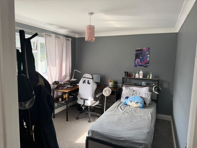 Room Buckmans Road in Crawley