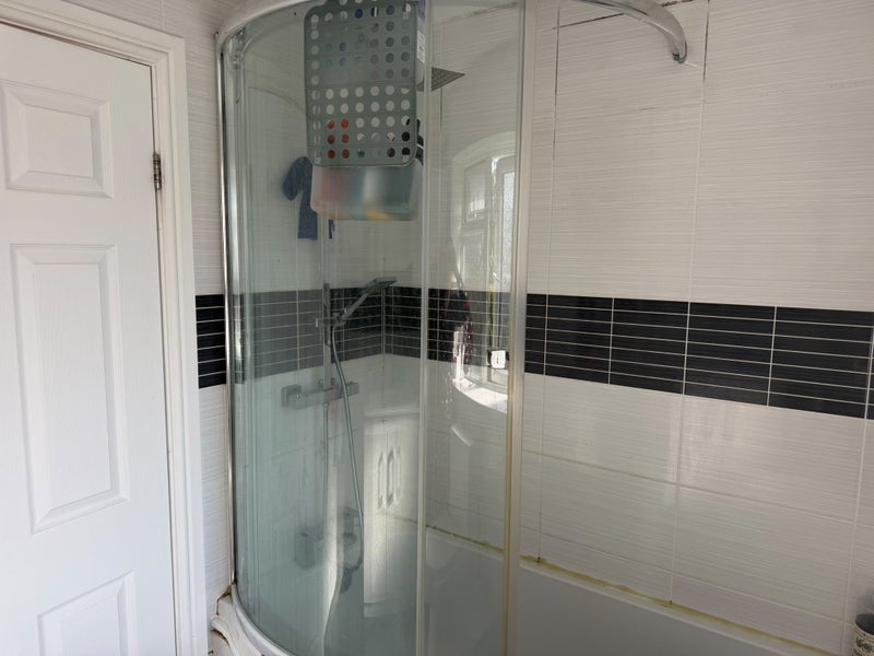 Room Buckmans Road in Crawley