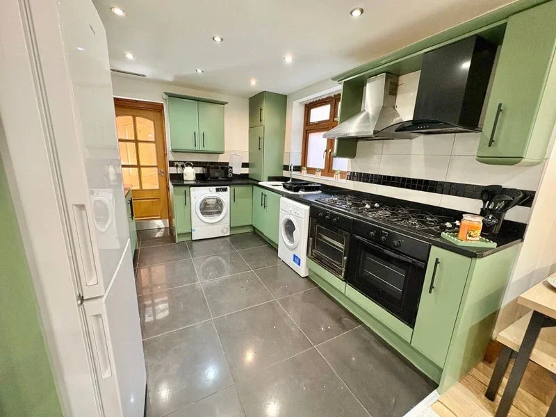 Room Essex Grove in Greater London