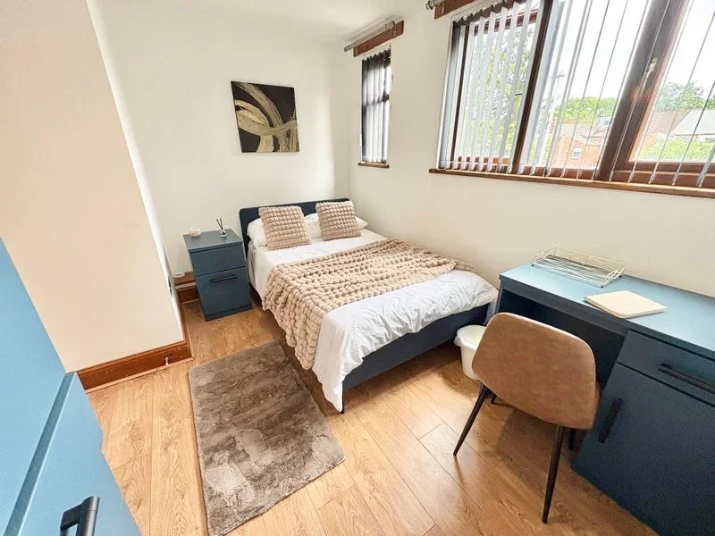 Room Essex Grove in Greater London
