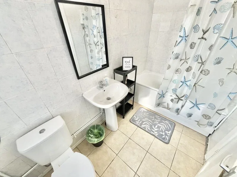 Room Essex Grove in Greater London