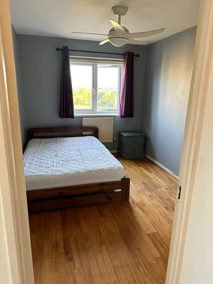 Flat Fitzhugh Grove in Greater London
