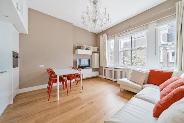 Flat Linden Gardens in Greater London