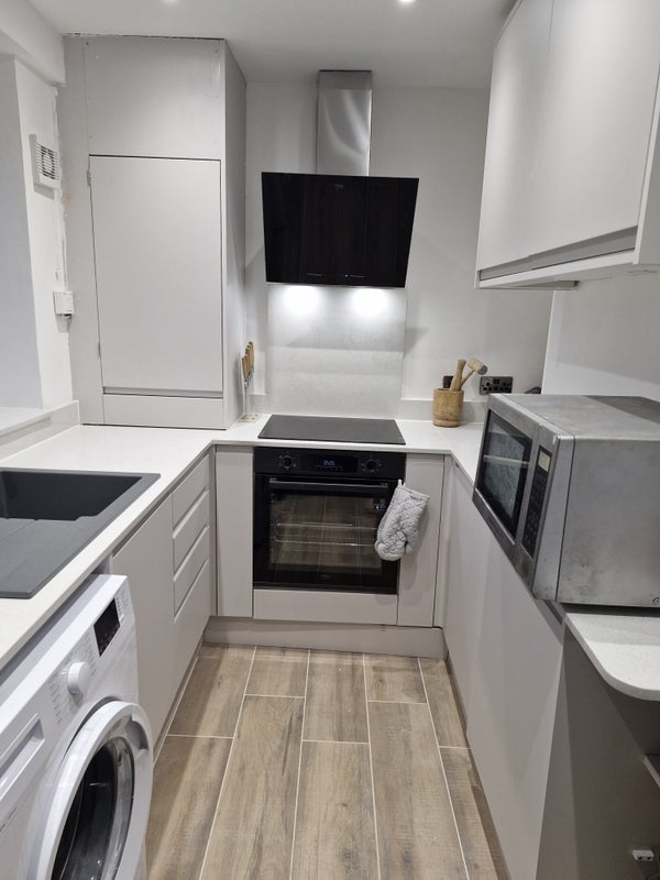 Room Elsinore Road in Greater London