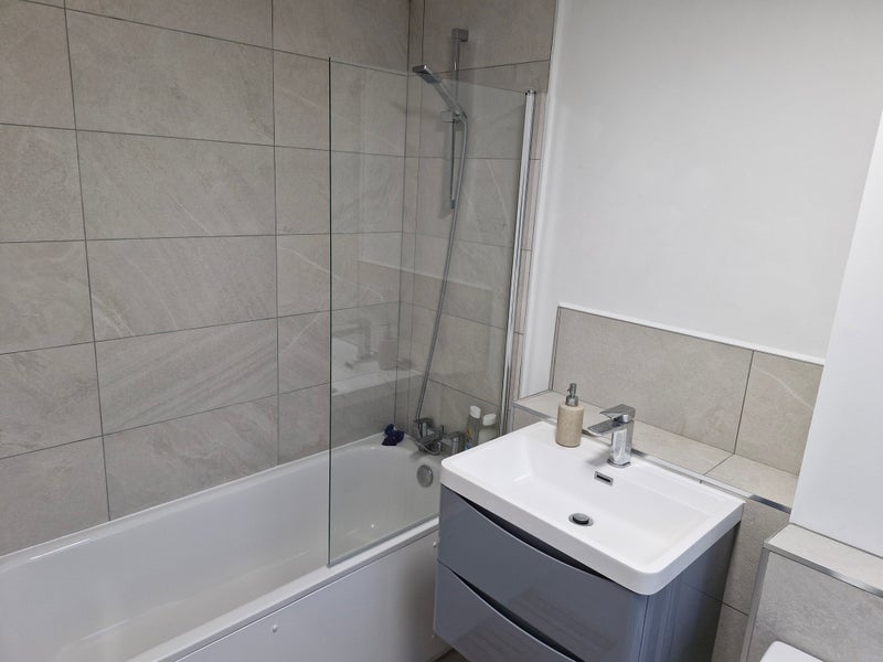 Room Elsinore Road in Greater London