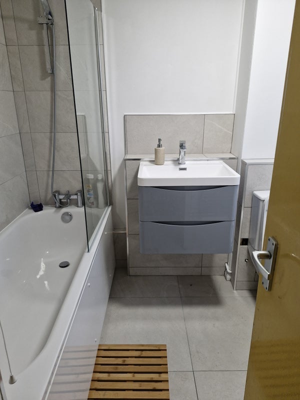 Room Elsinore Road in Greater London