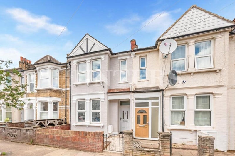 Room Asplins Road in Greater London