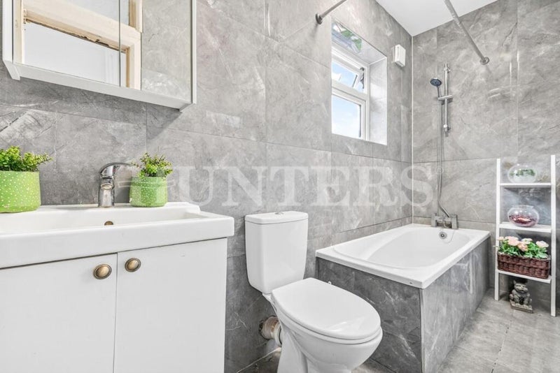Room Asplins Road in Greater London