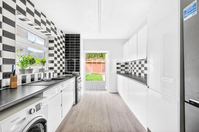 Room Asplins Road in Greater London