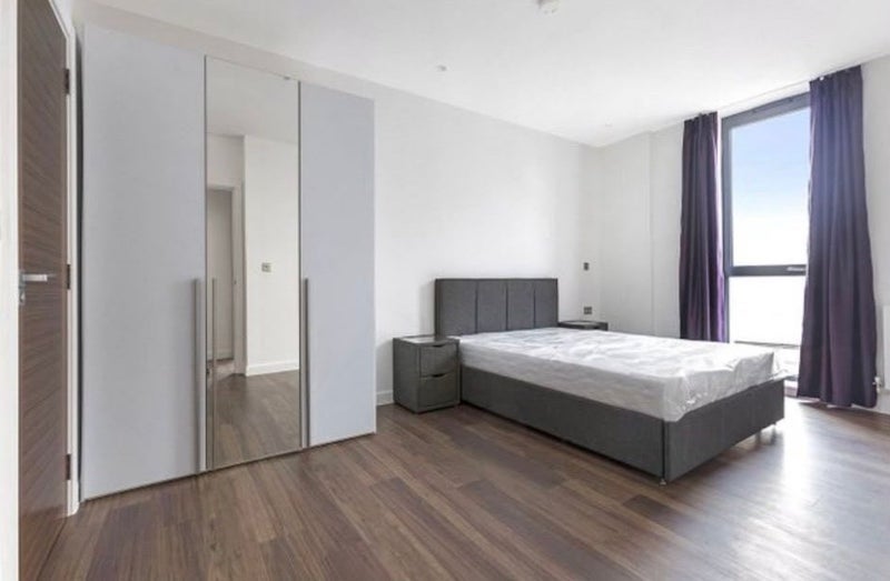 Room Quebec Way in Greater London