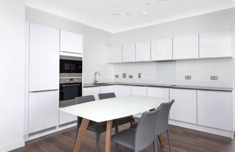 Room Quebec Way in Greater London