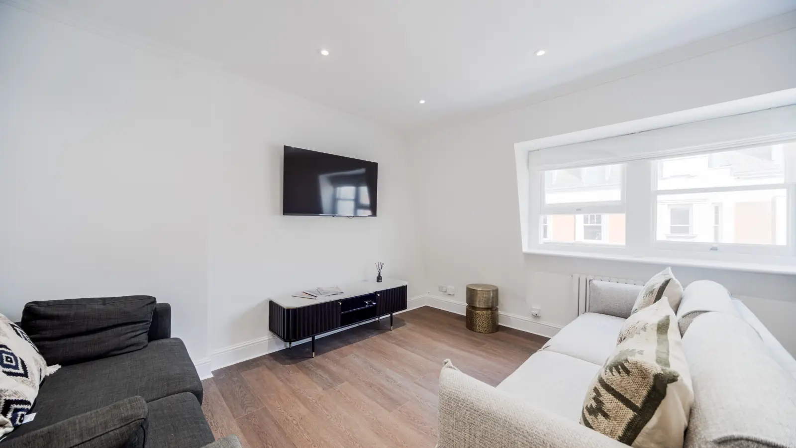 Flat Nevern Road in Greater London