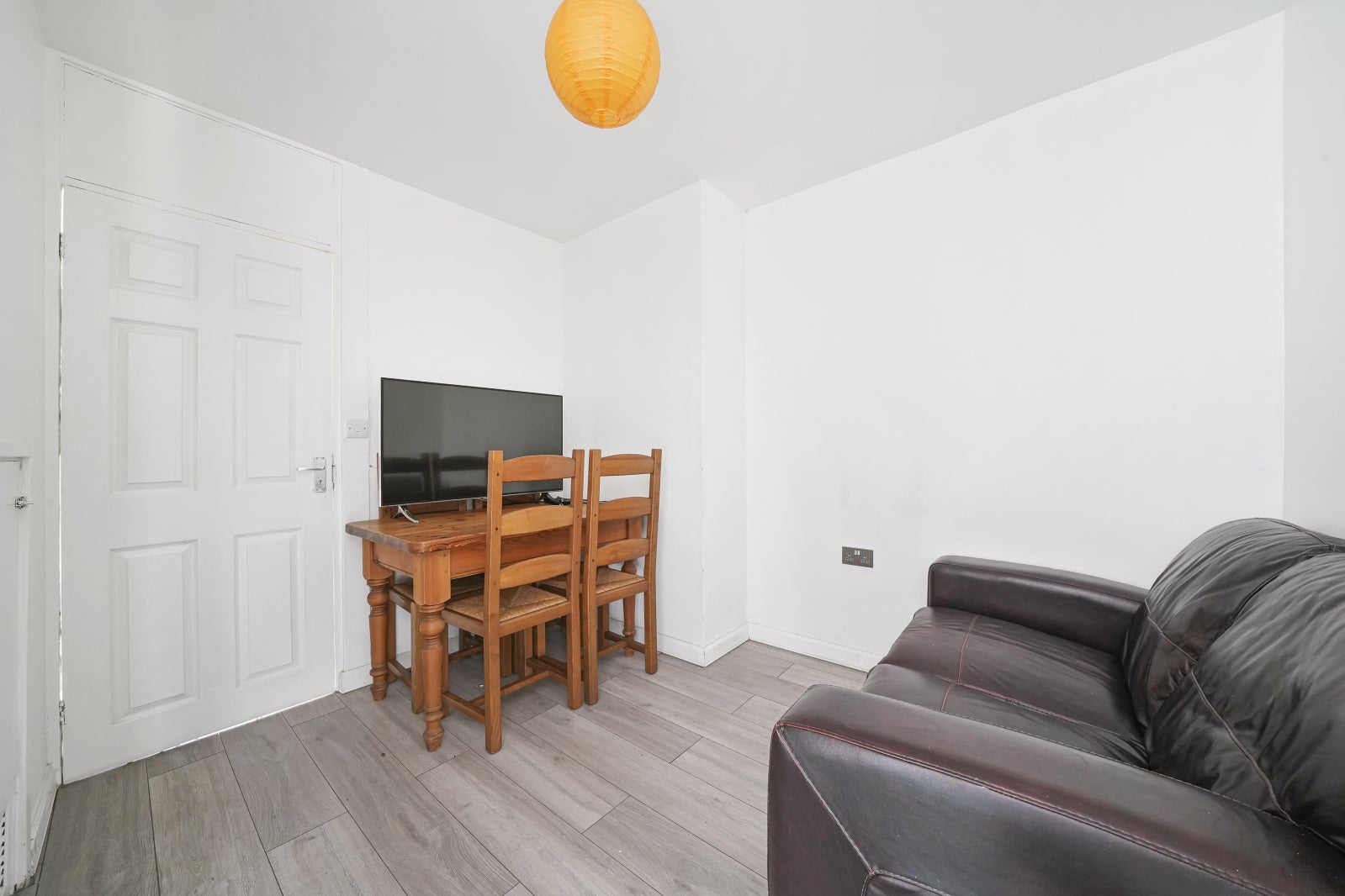 Flat Eden Grove in Greater London