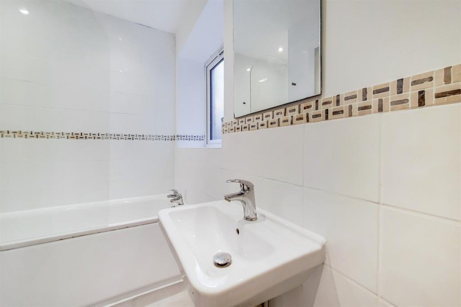 Flat Bavent Road in Greater London