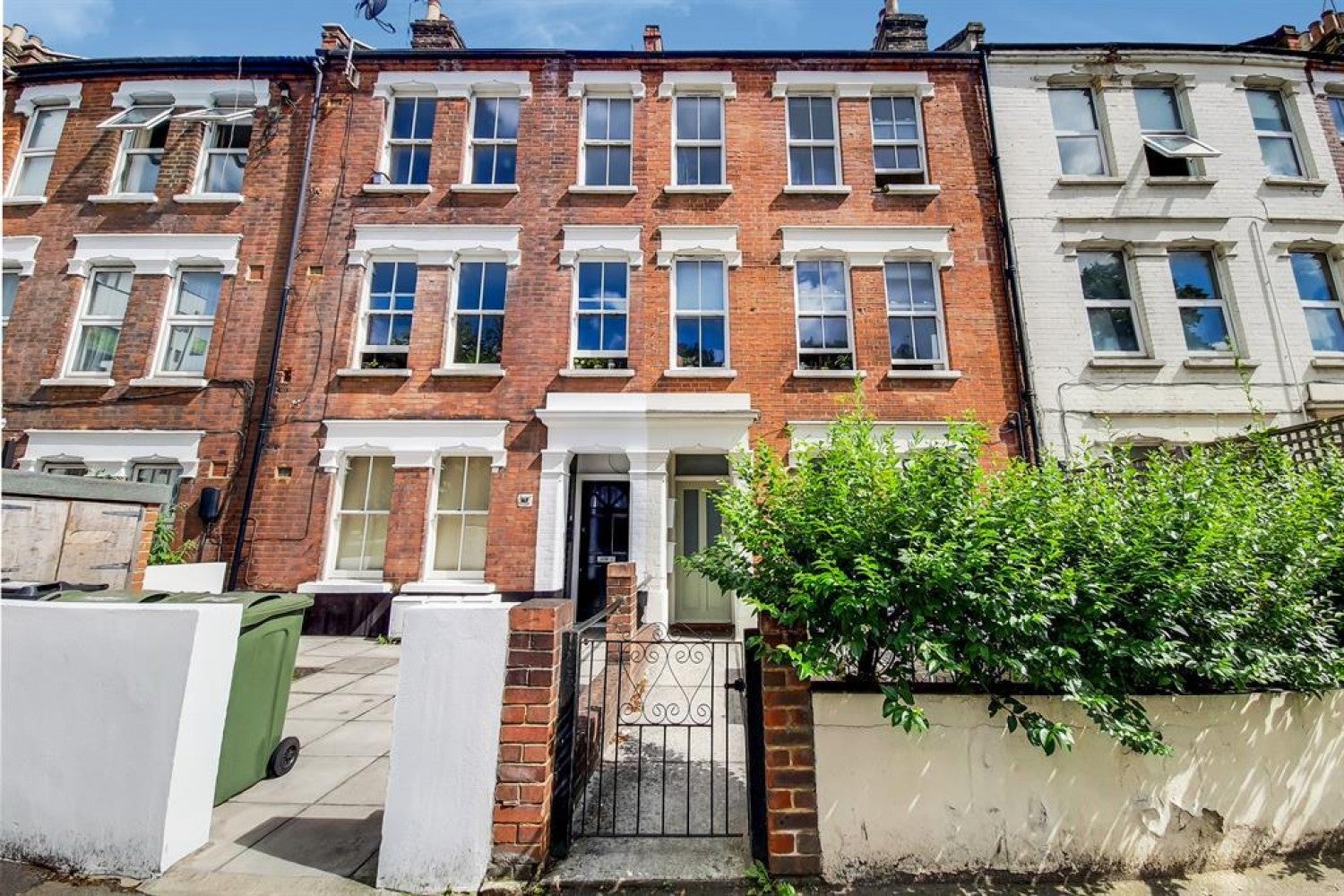 Flat Bavent Road in Greater London