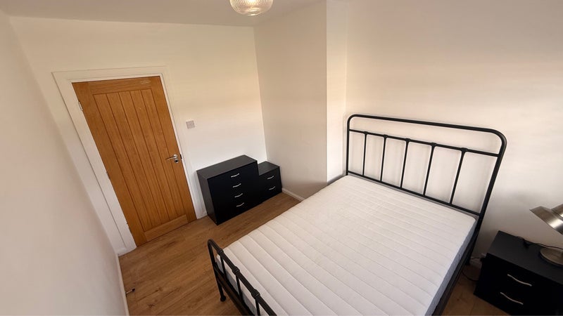 Room Boyle Avenue in Warrington