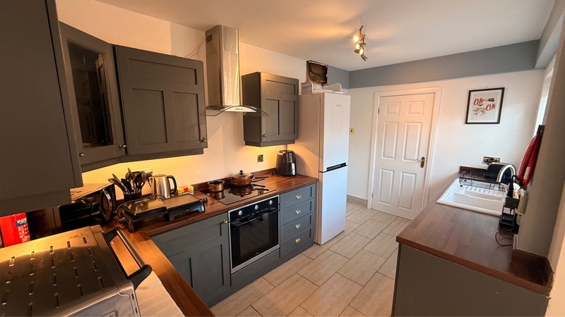 Room Boyle Avenue in Warrington