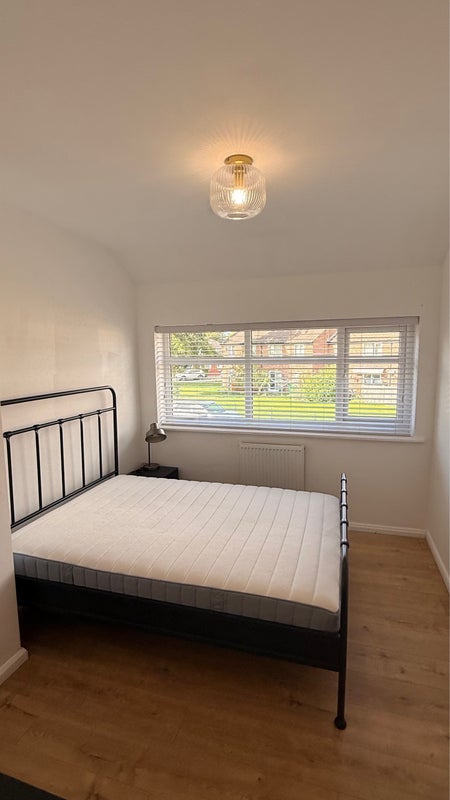 Room Boyle Avenue in Warrington