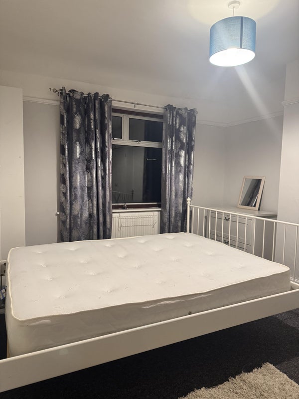Room Longford Avenue in Bristol