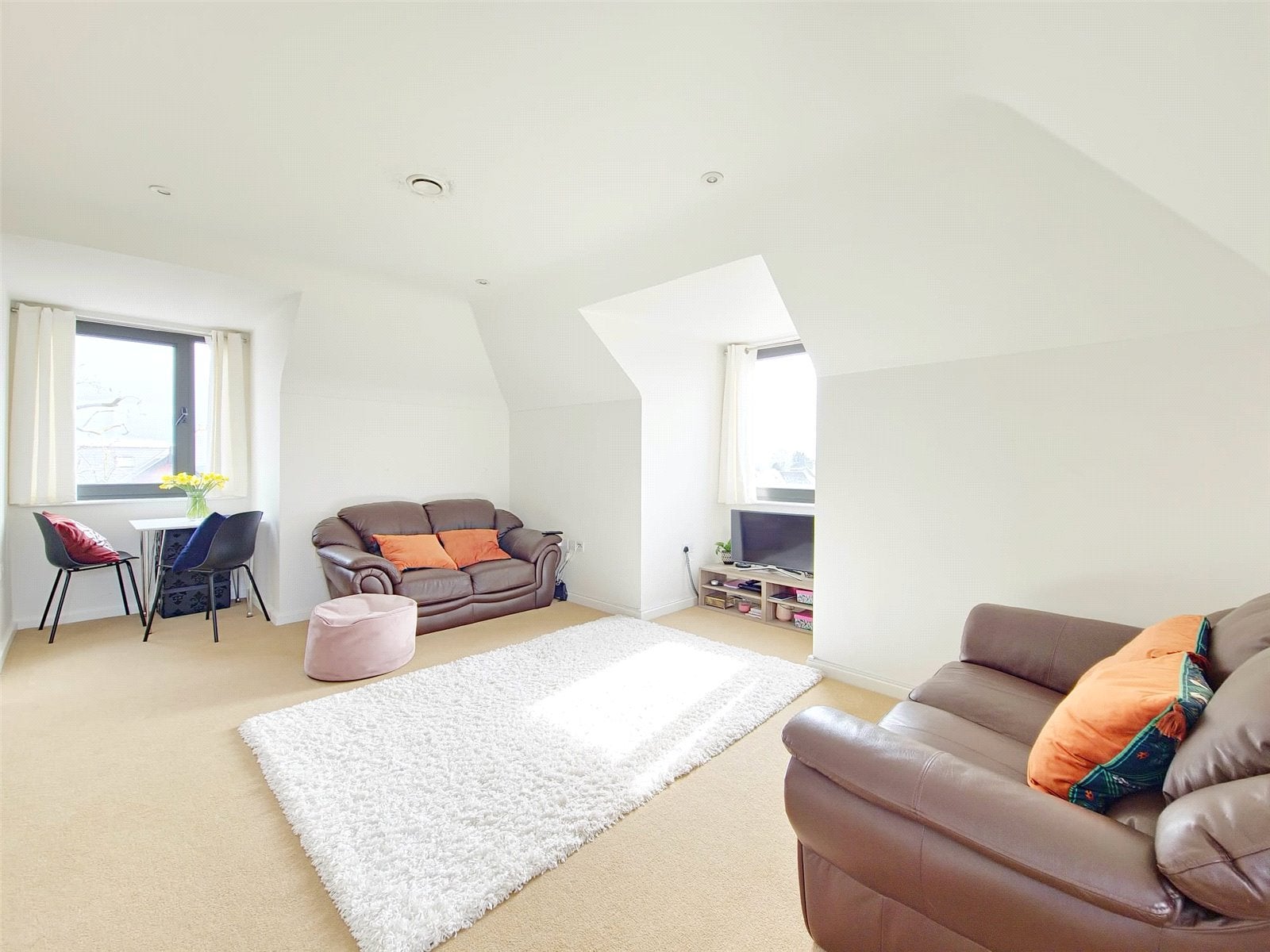 Flat Suttons Lane in Greater London