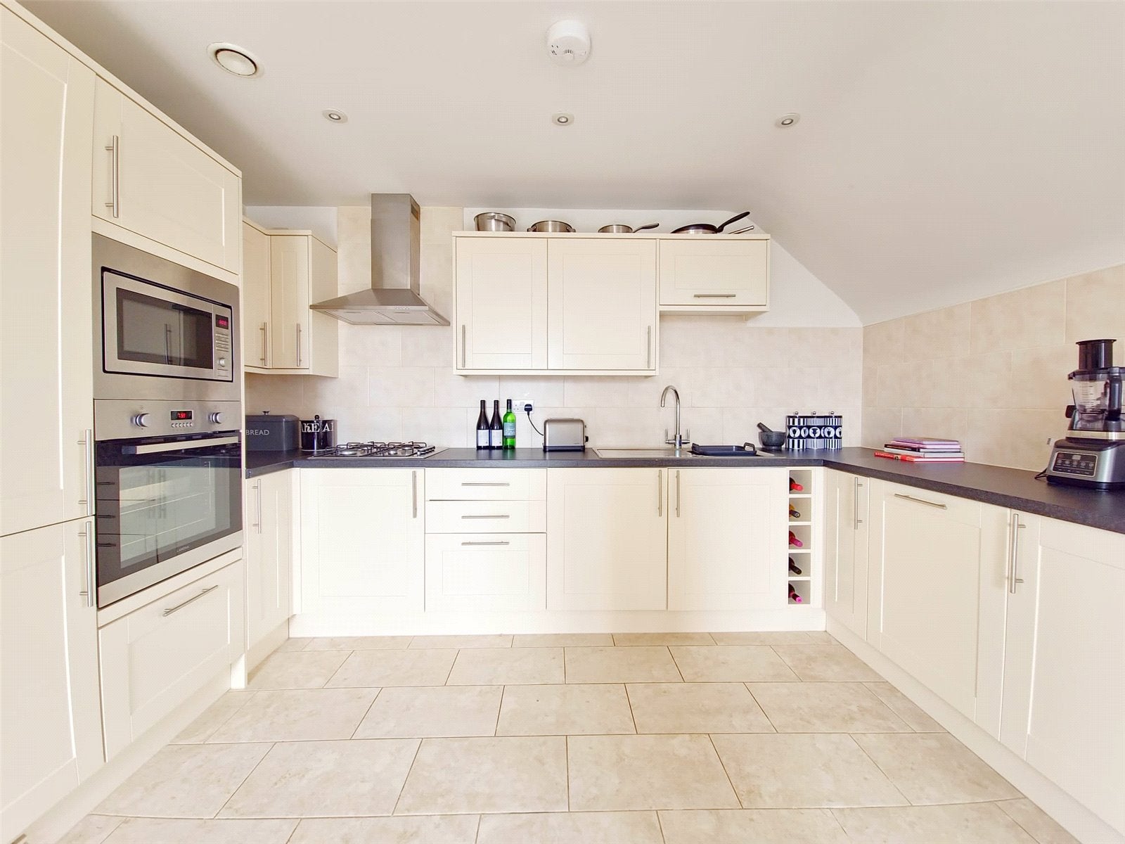Flat Suttons Lane in Greater London