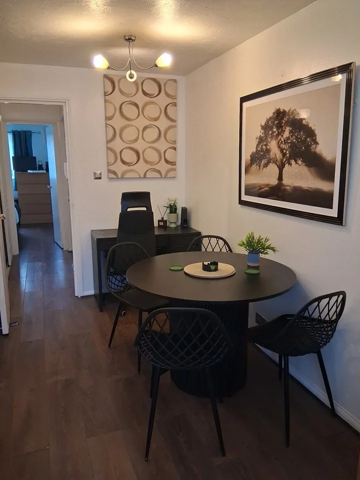 Flat Chasewood Avenue in Greater London