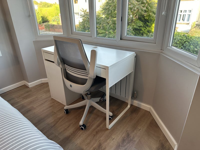 Room Redhill Drive in Bristol
