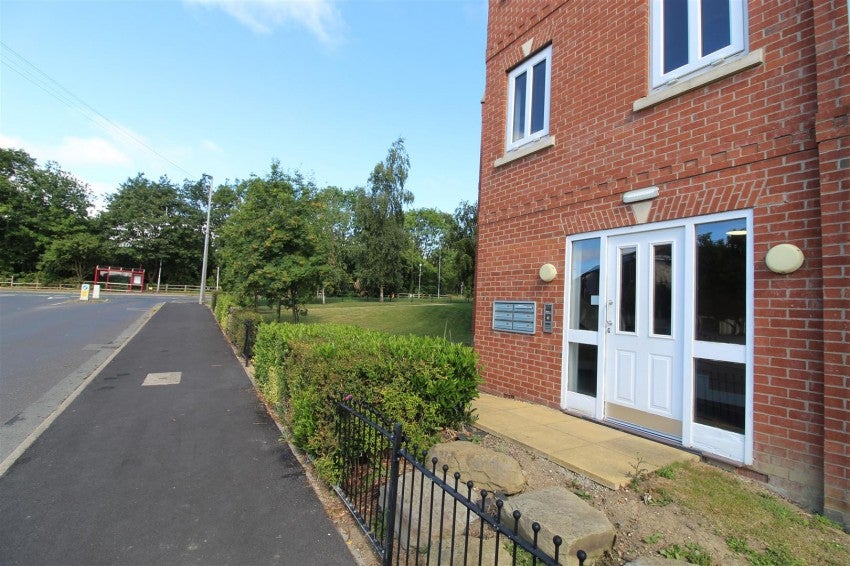 Flat Park Drive in Wakefield