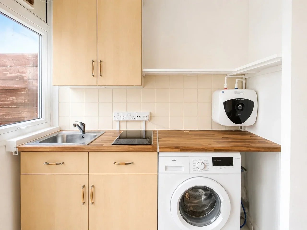 Flat Caernarvon Close in Greater London