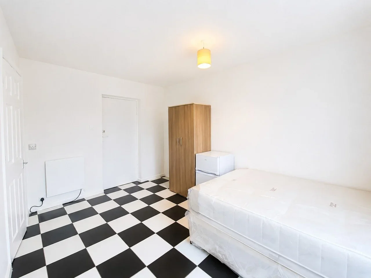 Flat Caernarvon Close in Greater London