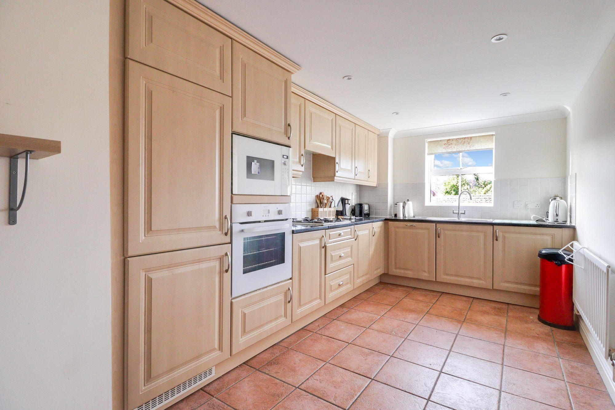 Flat Arbrook Hall in Elmbridge