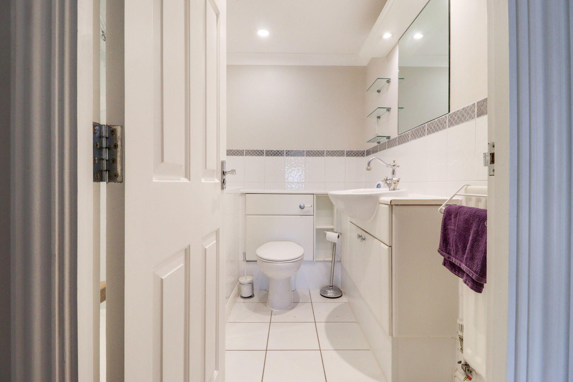 Flat Arbrook Hall in Elmbridge