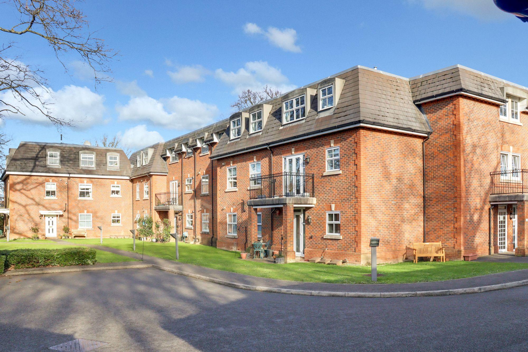 Flat Arbrook Hall in Elmbridge