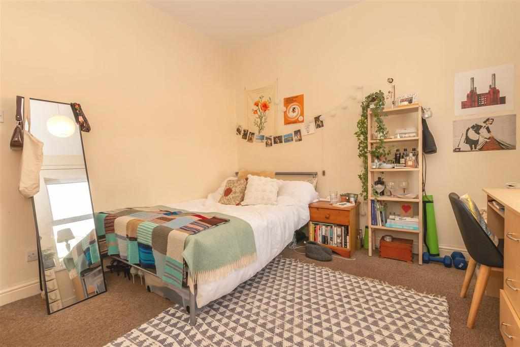 Room Dawlish Road in Birmingham