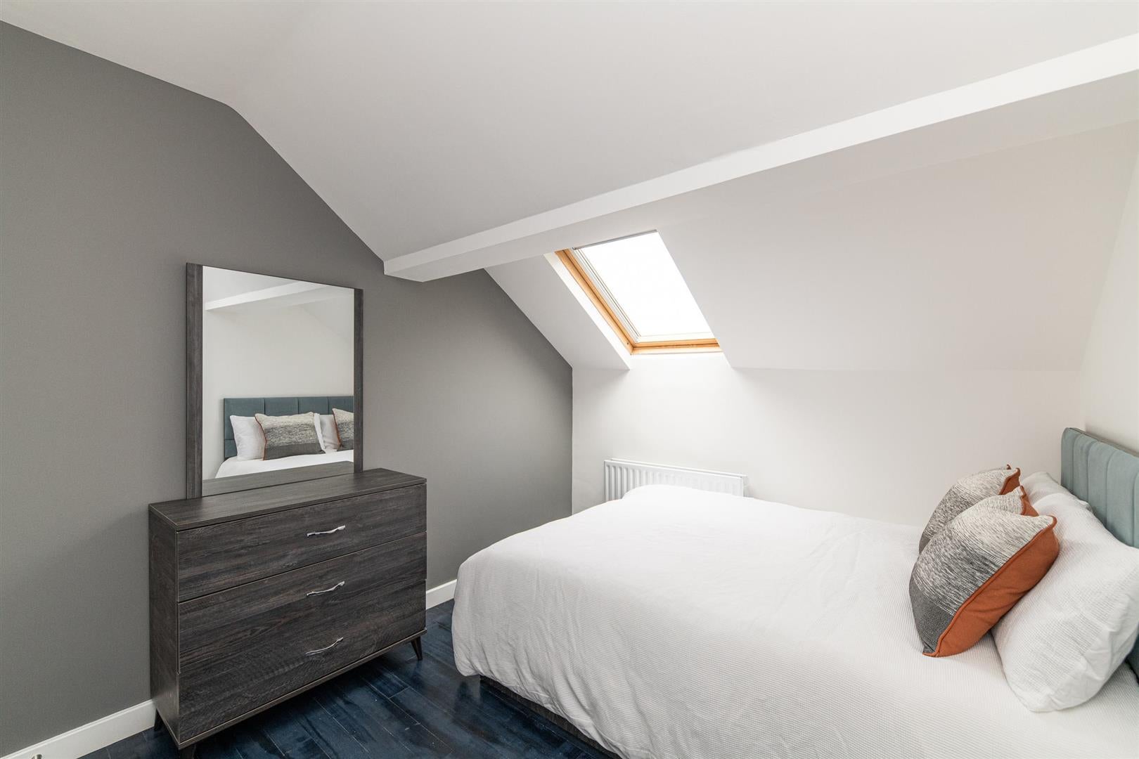 Room Heaton Road in Newcastle upon Tyne