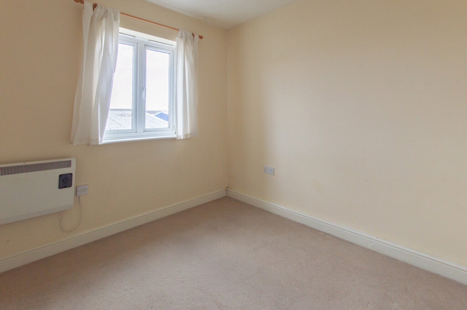 Flat Darwin Close in Huntington
