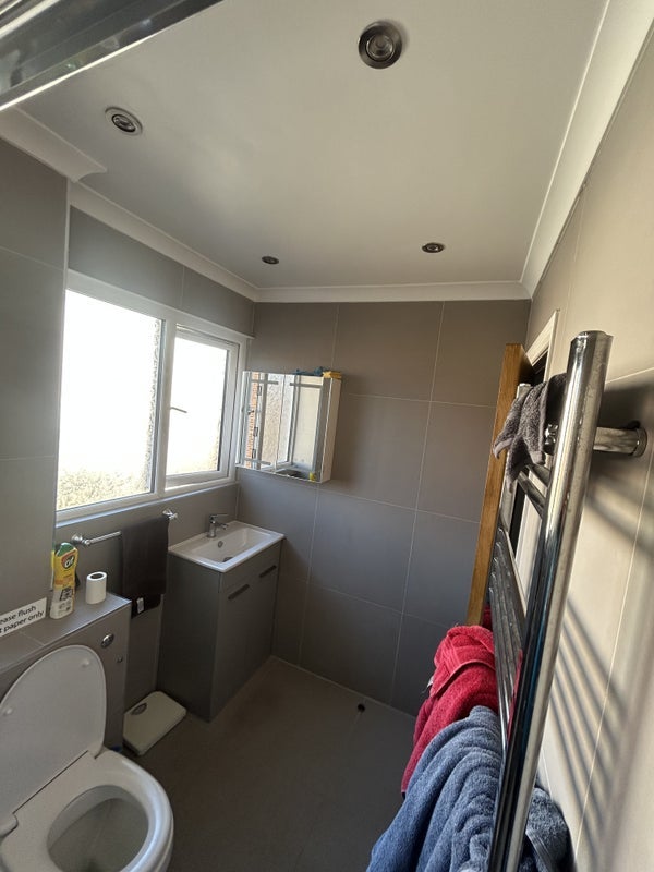 Room Phipps Bridge Road in Greater London