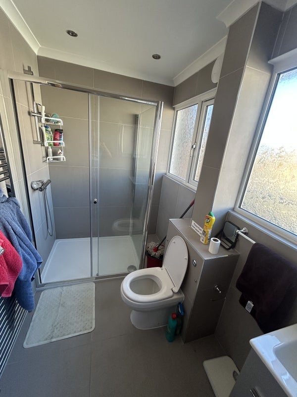 Room Phipps Bridge Road in Greater London
