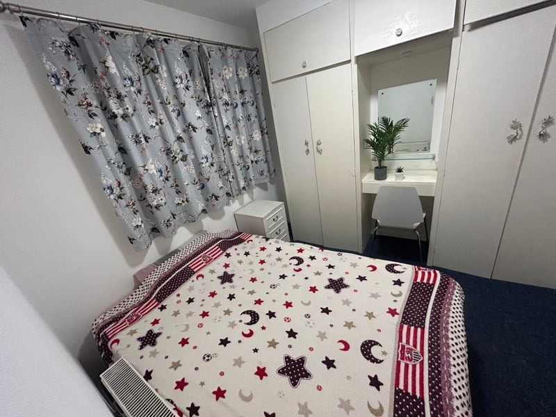 Room Phipps Bridge Road in Greater London