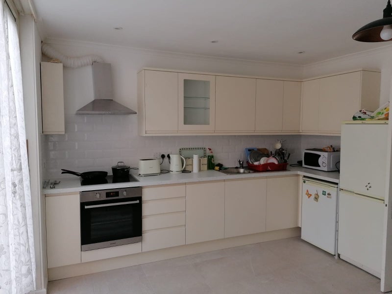Room Phipps Bridge Road in Greater London