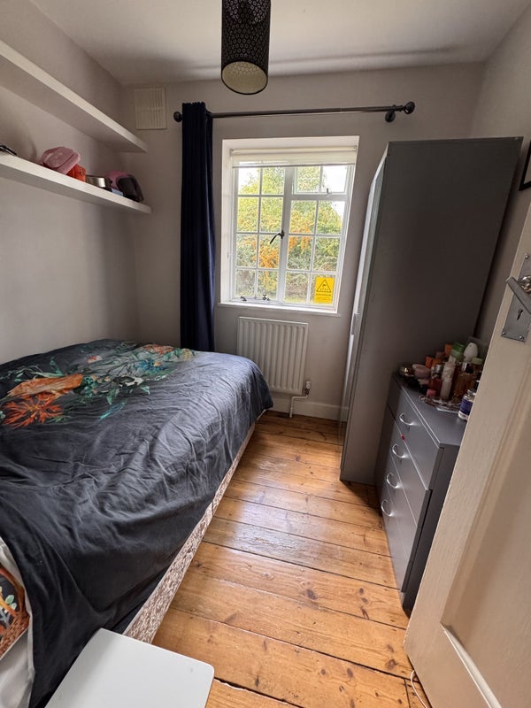 Room Ealing Village in Greater London